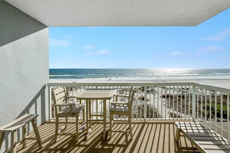 Condo with heated pool, barbeque & sauna | Beach view — photo 2