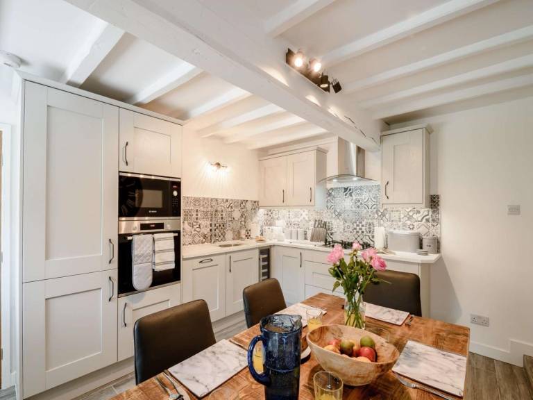 Fully equipped cottage with yard | Water view | Pets allowed — photo 2
