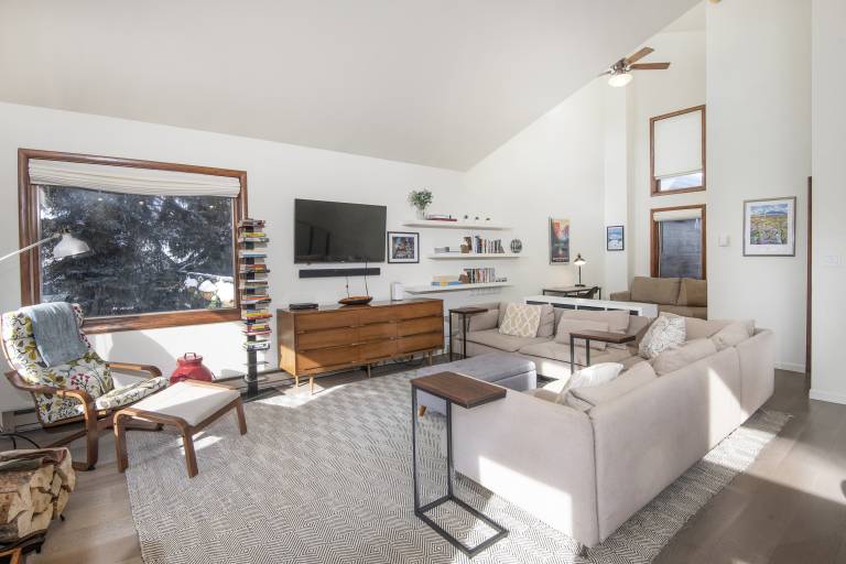 Child-friendly duplex with BBQ, jacuzzi & yard | Mountain view | Suitable for remote work | Pets are welcome — photo 3