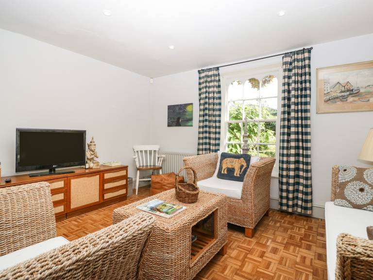 Family-friendly beautiful cottage with garden & pool | Beach view | Pet-friendly — photo 5