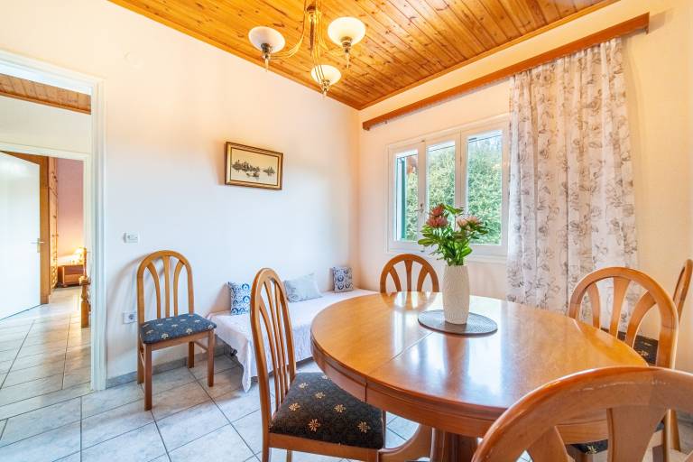 Child-friendly beautiful house with terrace, fast internet & garden | Mountain view | Pets are welcome — photo 4