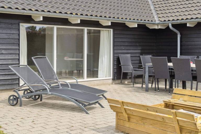 Fully equipped vacation home with yard, jacuzzi & BBQ | Pets are welcome — photo 3