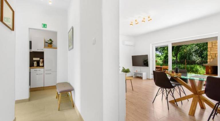 Apartment with patio & yard — photo 3