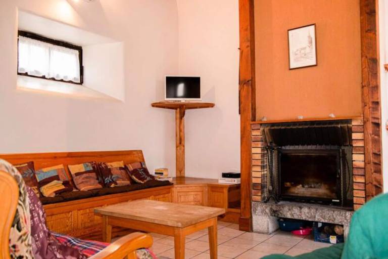 Holiday apartment with pool, garden & BBQ | Garden view — photo 4