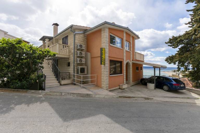 Rental apartment with garden, BBQ & patio — photo 3