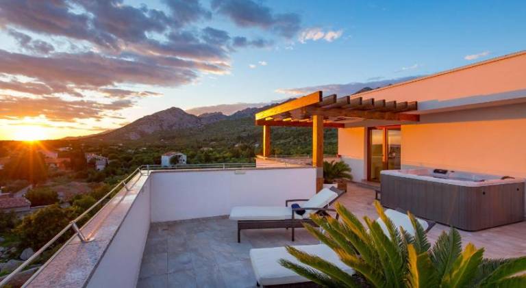 Villa with jacuzzi & pool — photo 2