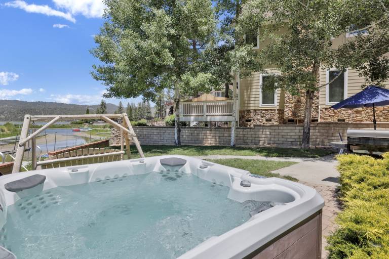 Cabin with patio, hot tub & grill | Lake view in San Bernardino, CA