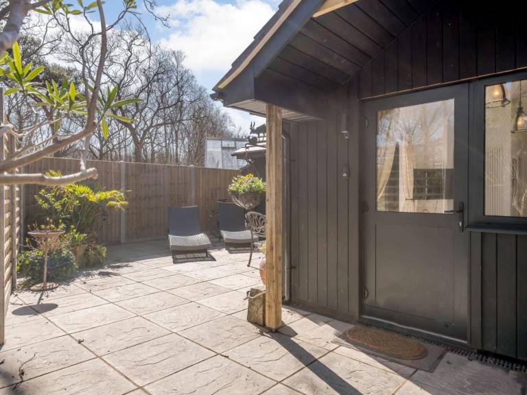 House with barbecue & yard | Pet-friendly — photo 2
