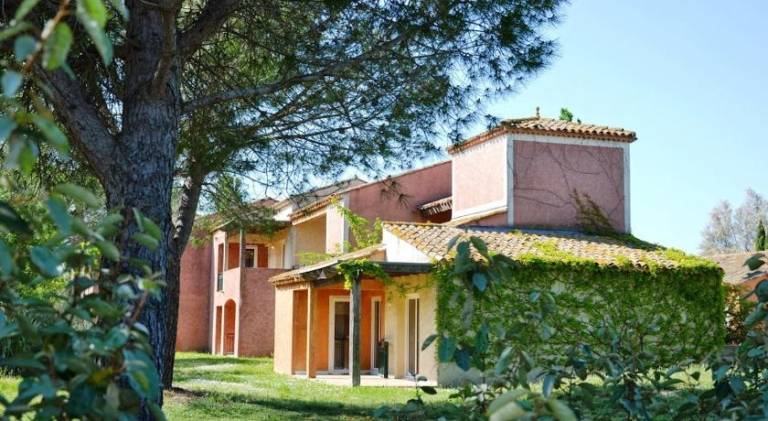 Wonderful serviced apartment with pool, yard & patio | Pet-friendly in Arles