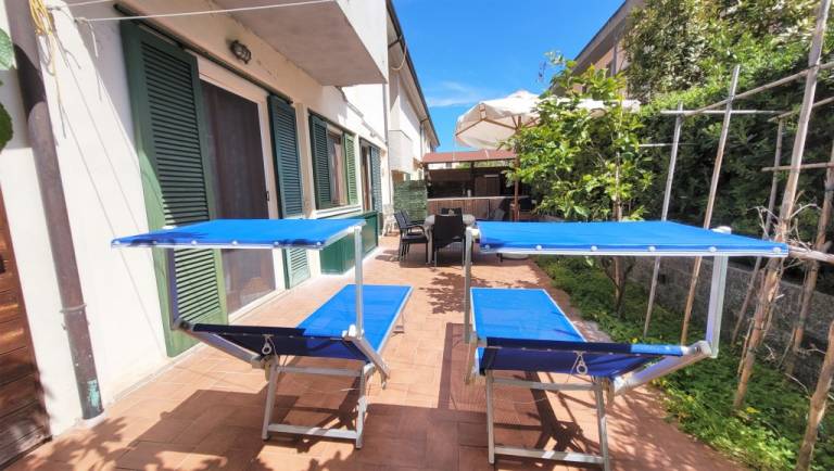 Holiday apartment with yard — photo 5