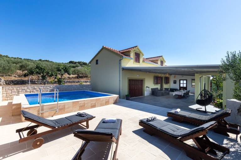 House with barbeque & private pool | Garden view — photo 2