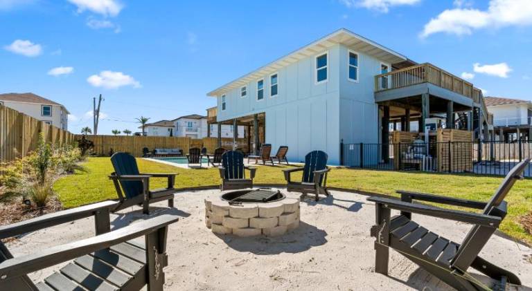 Vacation home with pool — photo 5
