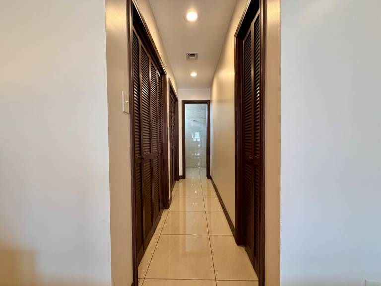 Condo with grill | City view — photo 5