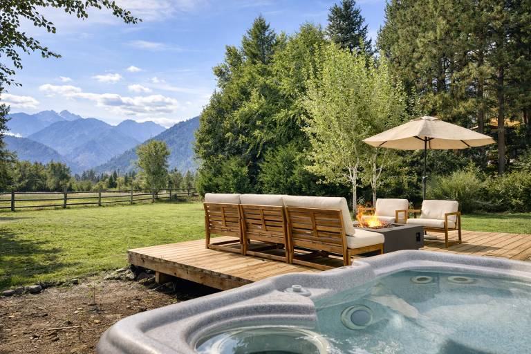Vacation home with hot tub & yard — photo 3