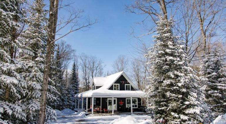 The Hidden Porch at Sir Sam's (hot tub & sauna) in Dysart et al, ON