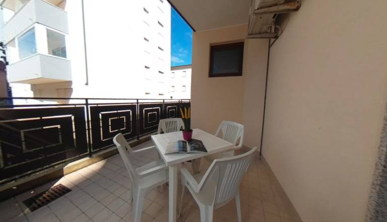 Rental apartment with patio — photo 5