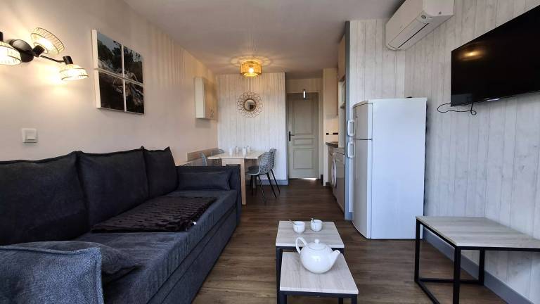 Holiday apartment with patio & hot tub — photo 3