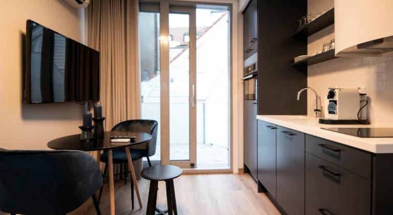 Serviced apartment with patio — photo 3