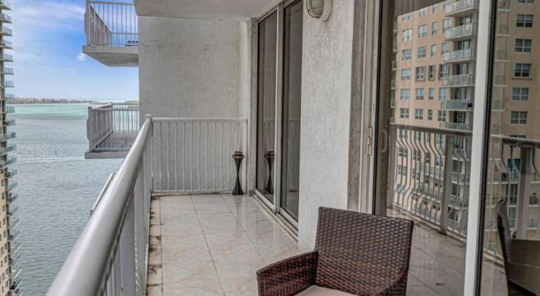 Apartment with jacuzzi & pool | Perfect for remote work | Pets allowed in Miami, FL