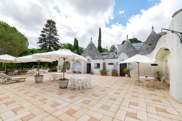 Rental apartment with terrace, barbeque & yard in Fasano