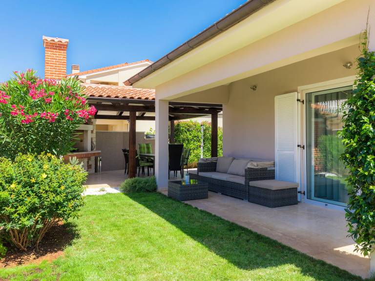 Fully equipped beautiful vacation home with patio, private pool & garden | Pet-friendly — photo 4