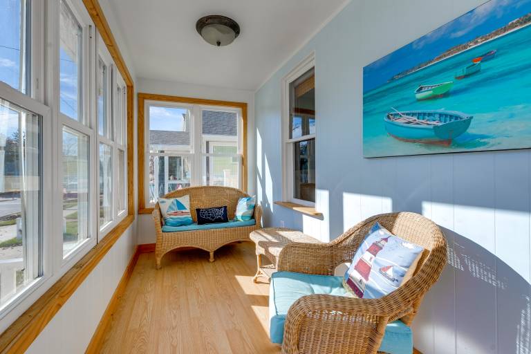 Pet Friendly! Steps to Beach - ‘Lakeview Cottage’ — photo 5