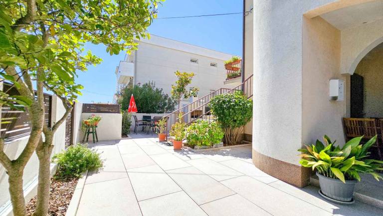 Rental apartment with yard, grill & patio | Pets are welcome in Novigrad
