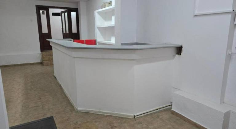 Empty Hall Space with Kitchen Bar & 2 Bathrooms - No Beds, No Bedrooms, No Hot Water, Not Suitable f — photo 3