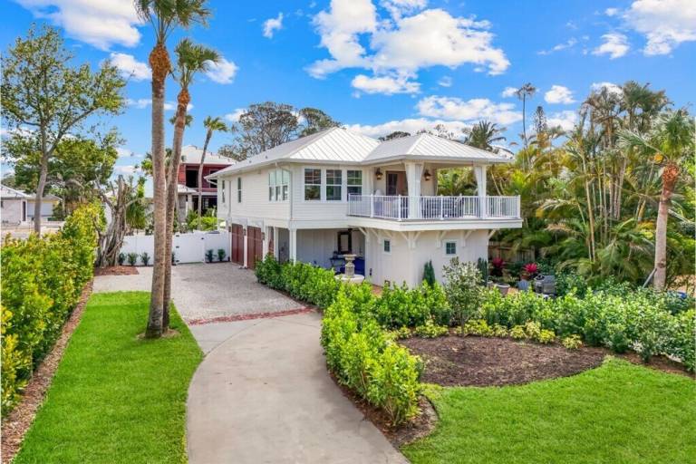 Charming vacation home with jacuzzi, garden & grill | Garden view | Pet-friendly — photo 2