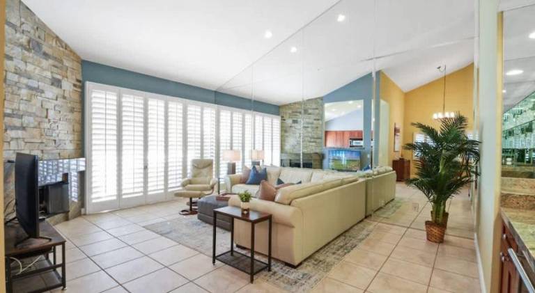 House with hot tub & pool | Dogs allowed — photo 2