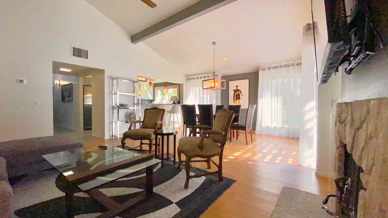 Child-friendly condo with jacuzzi, heated pool & barbecue | Mountain view | Pets are welcome — photo 4