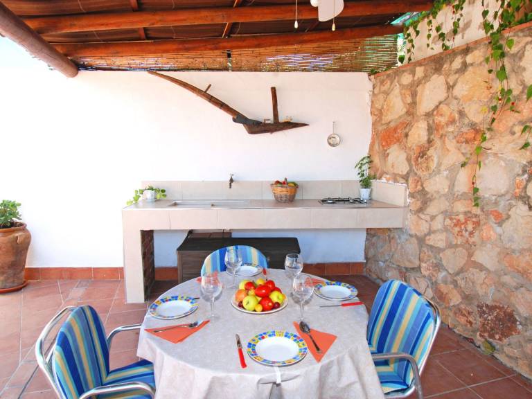 Vacation home with terrace, barbecue & garden — photo 4