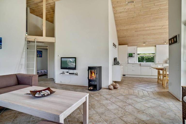 House with barbecue, yard & jacuzzi — photo 4