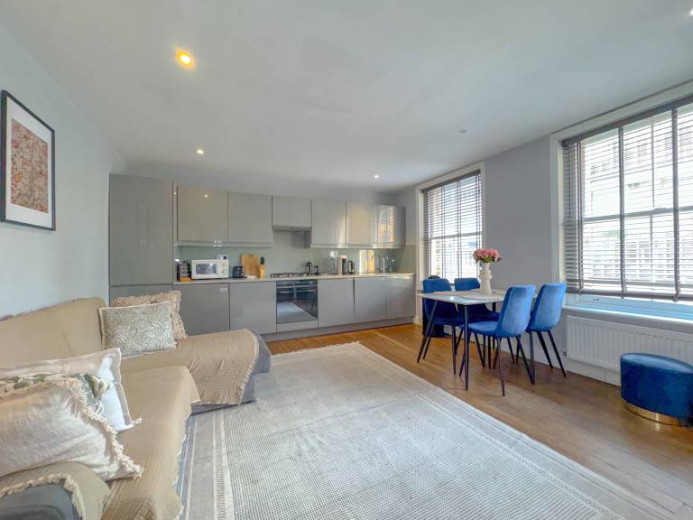 Apartment with terrace & fast internet | Near Trafalgar Square | City view in London, KY