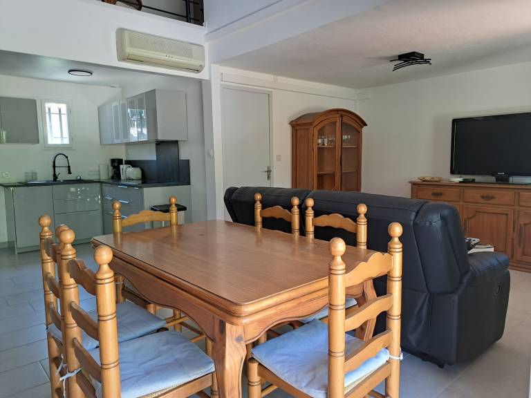 Vacation home with barbeque, pool & patio — photo 3