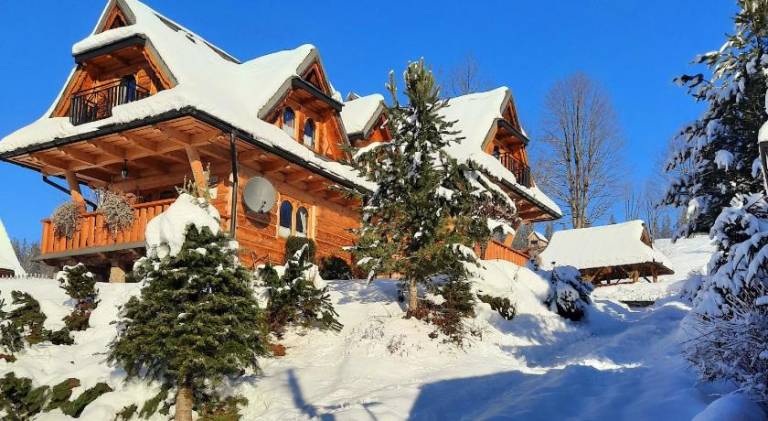 Chalet with barbecue, patio & yard | Pets allowed — photo 4