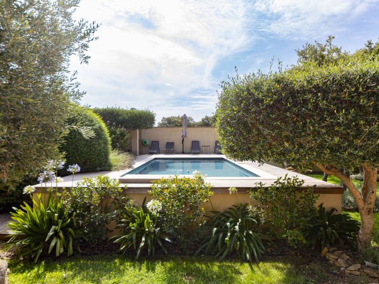 Vacation home with private pool, yard & BBQ — photo 2