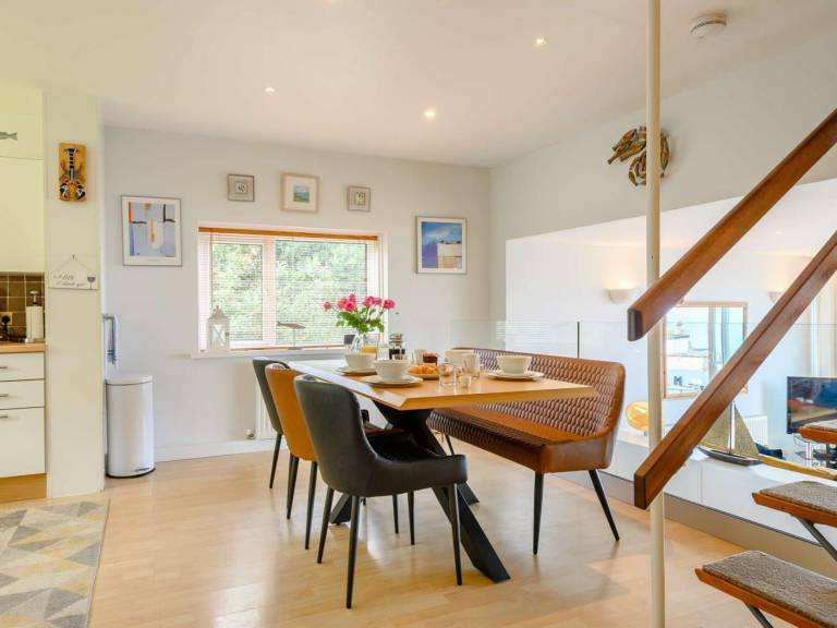 Fully equipped cottage with yard | Water view | Pets allowed — photo 2