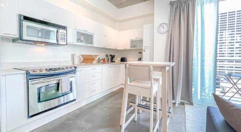 Rental apartment with pool & hot tub | Next to Bayside Marketplace | Pets allowed — photo 4