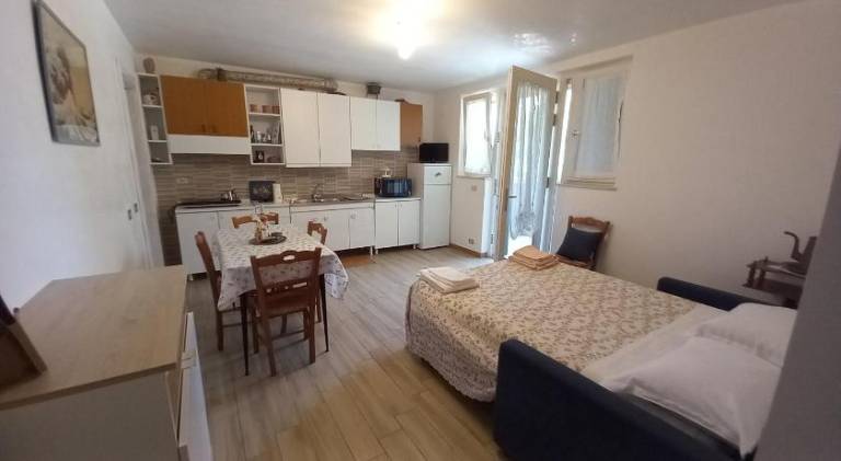 Pleasant apartment with yard | Pet-friendly — photo 2