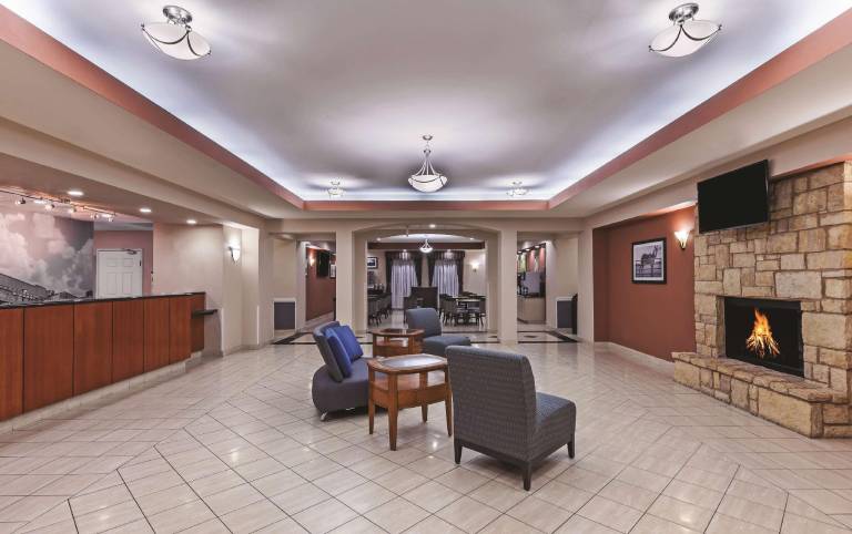 La Quinta Inn & Suites by Wyndham Granbury — photo 3