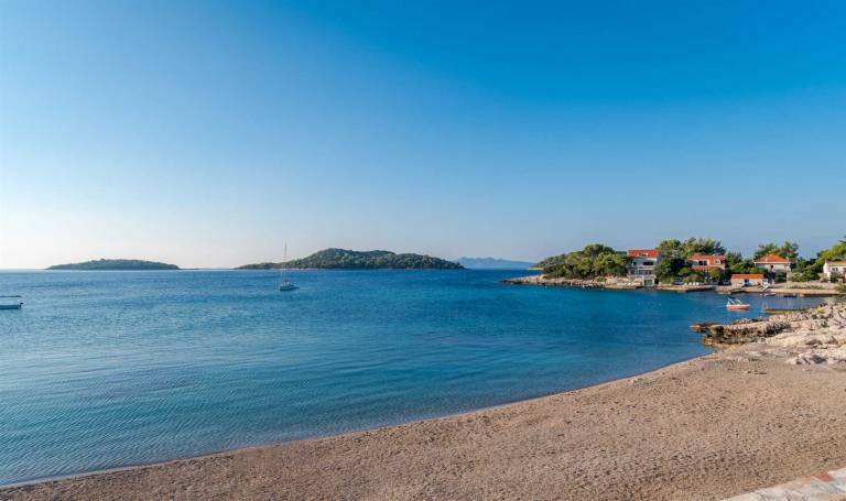 Beachfront Villa Fortuna with Heated Pool — photo 5