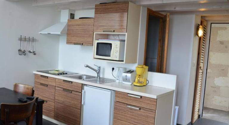 Pleasant serviced apartment with patio | Beach nearby | Pets allowed — photo 2