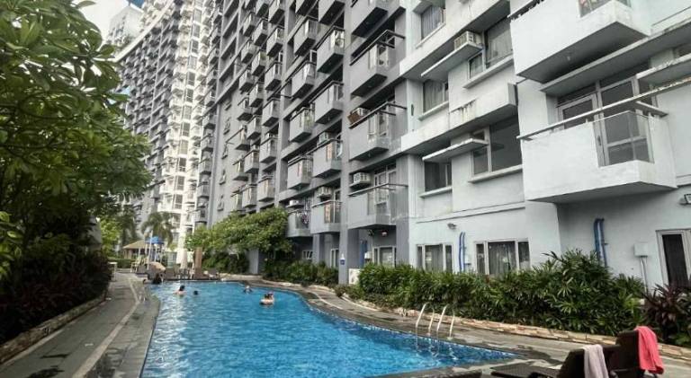 Serviced apartment with terrace & yard in Quezon City