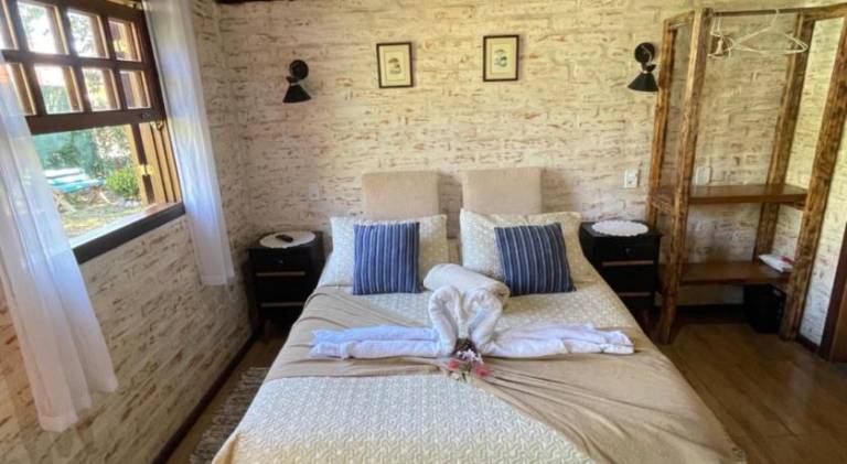 Lovely chalet with yard & hot tub | Pets allowed — photo 2