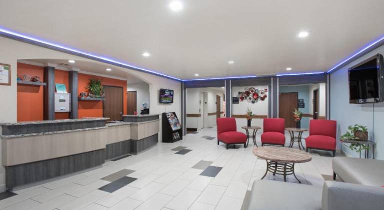 Super 8 By Wyndham Claremore Ok — photo 2