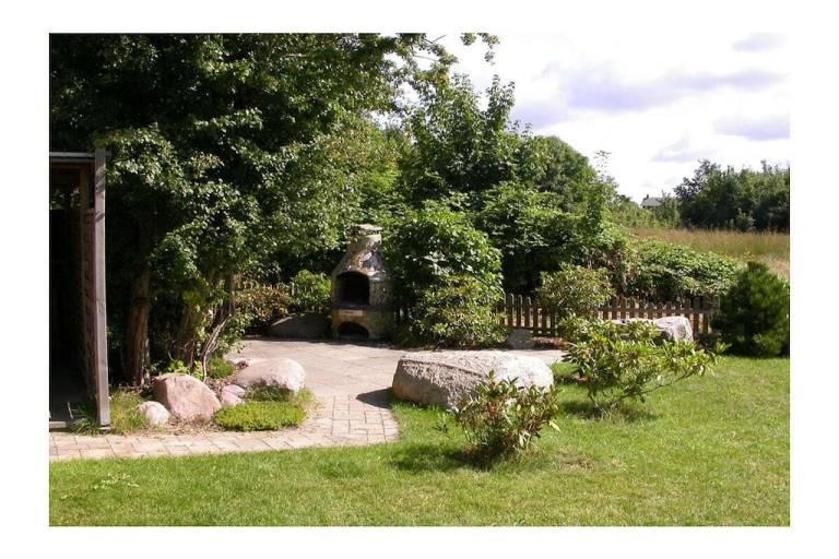 Lovely vacation home with barbecue, terrace & yard | Pet-friendly — photo 2