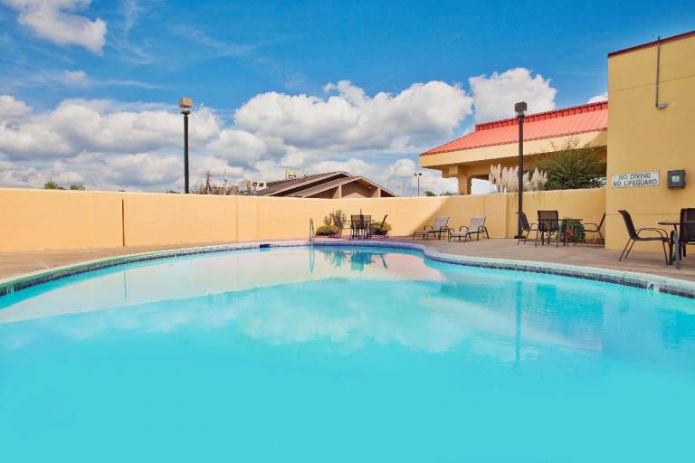 La Quinta Inn & Suites by Wyndham Memphis Airport Graceland — photo 4