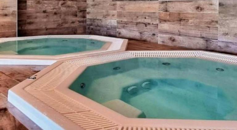 Apartment with hot tub & pool — photo 5