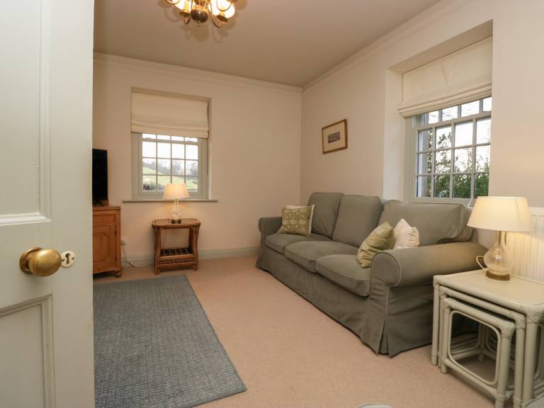 Family-oriented beautiful cottage with yard | Pets allowed — photo 4